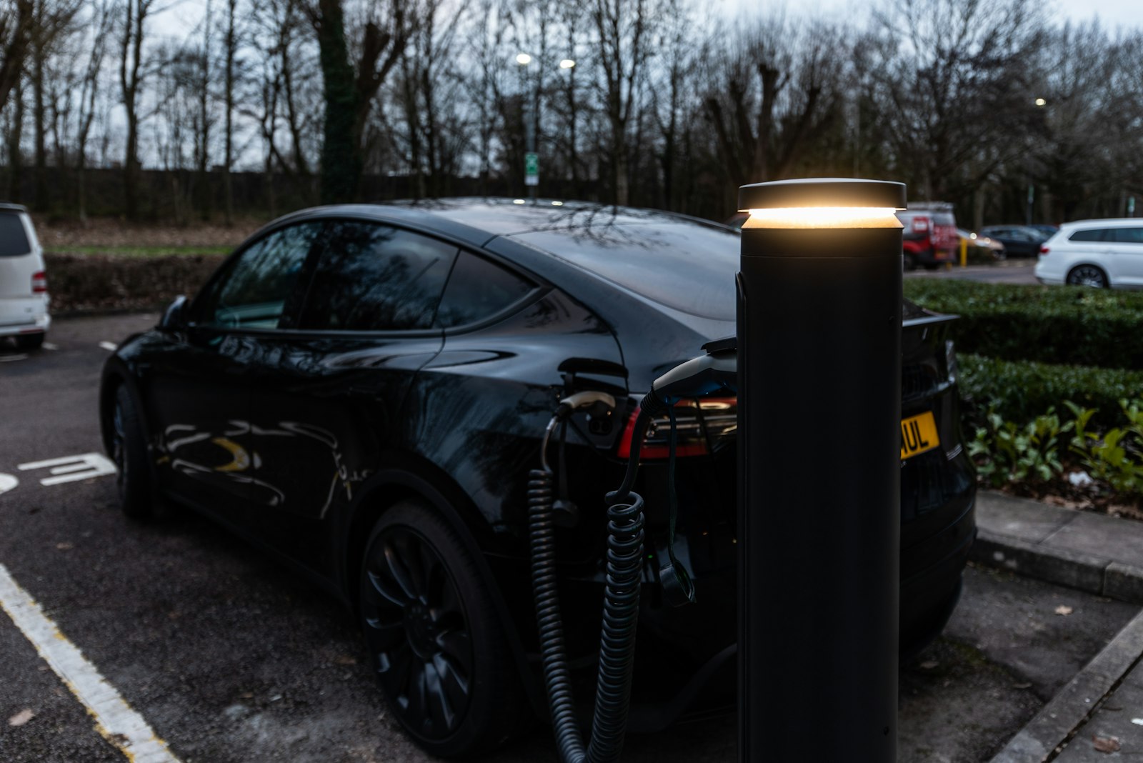 Tesla на зарядна колонка