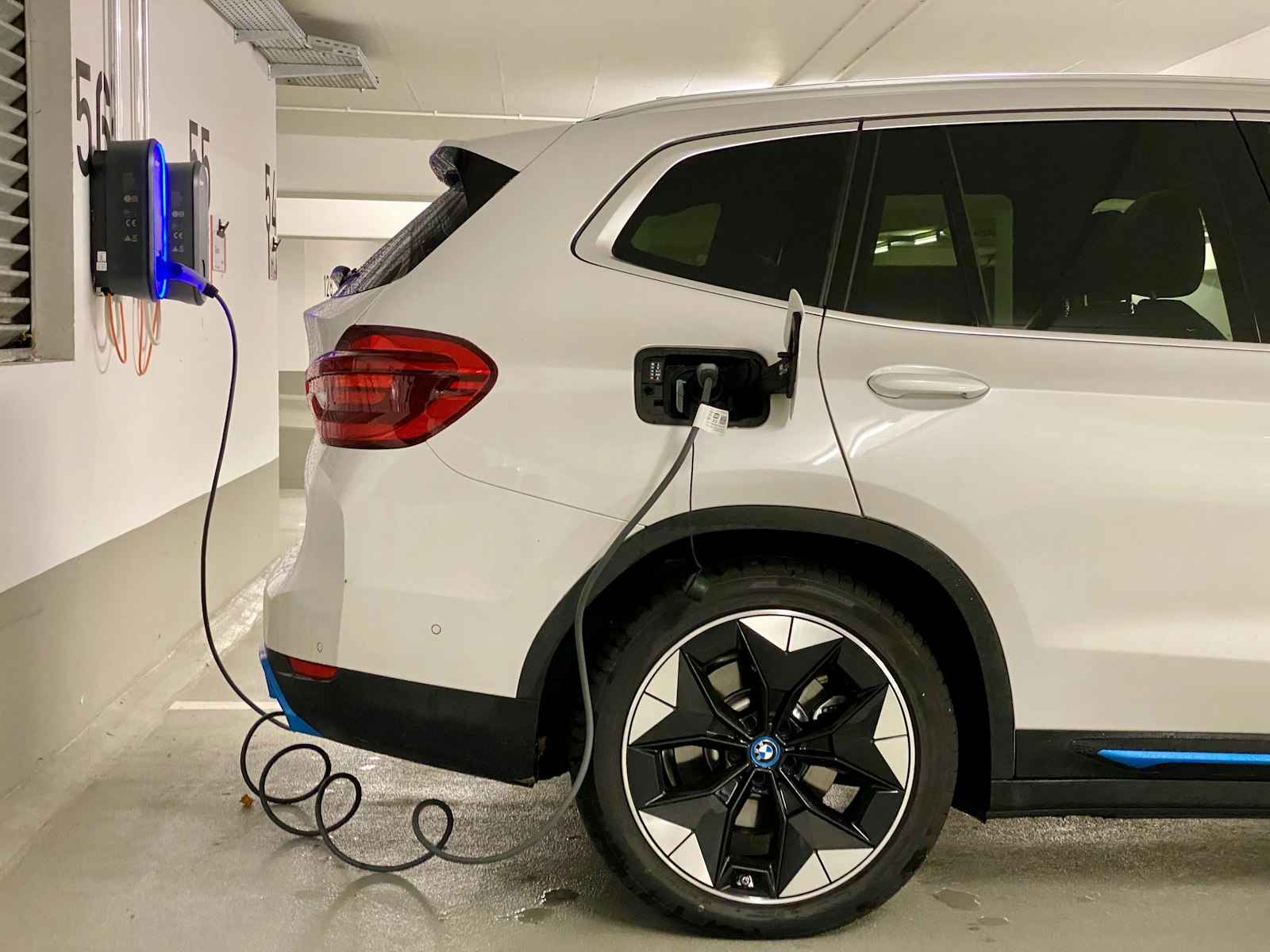 BMW на зареждане в гараж